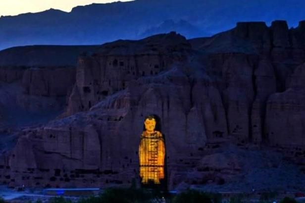 obrázek: Obří Buddhové se vrátili do Bamjánu - alespoň na chvilku