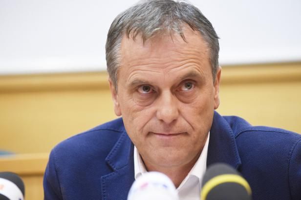 obrázek: Obviněný hejtman Rozbořil ani po schůzce se Sobotkou nerezignoval