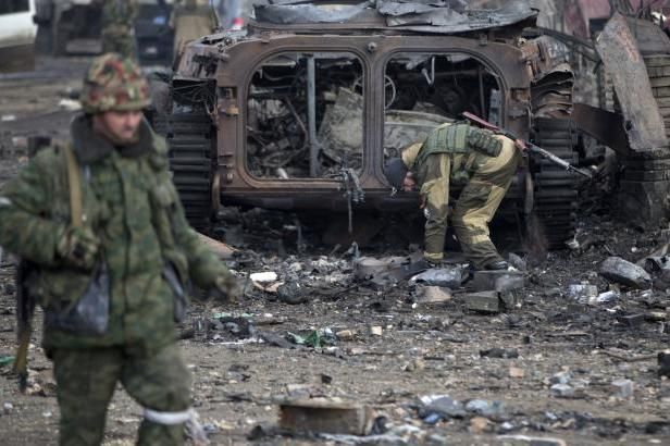 obrázek: Odsun těžkých zbraní vázne, rebelové prý ostřelují pozice armády