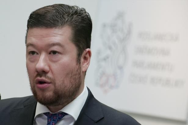 obrázek: Okamura svým vzbouřencům: Opusťte sněmovnu, opusťte stranu