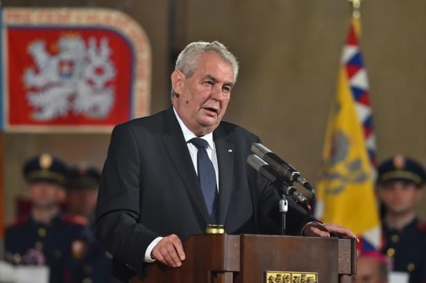 obrázek: Opozice si ťuká na čelo, koaliční politici vyznamenané nehodnotí