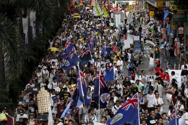 obrázek: Oslavy vrácení Hongkongu Číně v duchu protestů – ulice zaplnily tisíce lidí