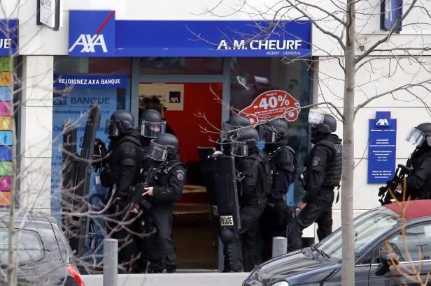 obrázek: Ozbrojenec držel na poště u Paříže rukojmí, vzdal se policii