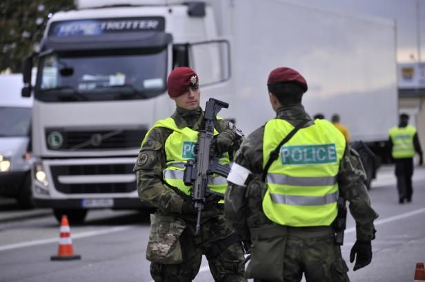 obrázek: Padesát českých policistů odjíždí střežit hranice Maďarska