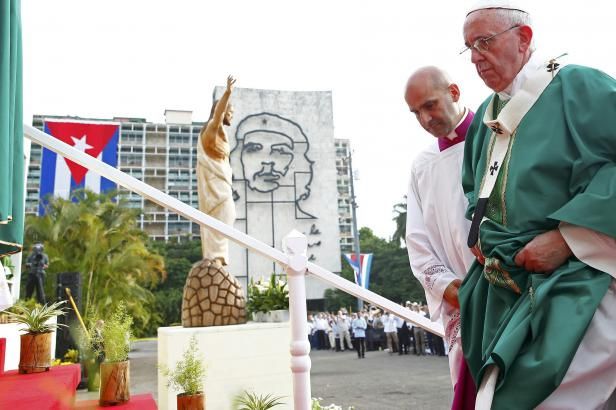 obrázek: Papež žehnal na náměstí Revoluce. Agenti mezitím zadrželi tři aktivisty