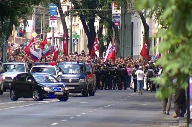 obrázek: Pět tisíc demonstrantů proti imigraci vítal v Bratislavě nadšený Kotleba