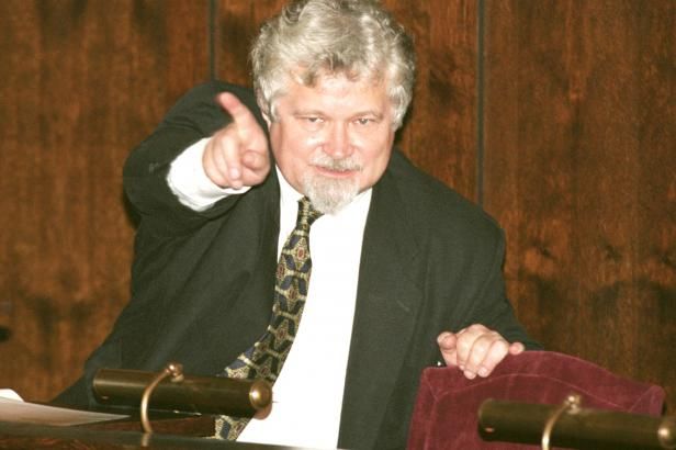 obrázek: Petr Pithart má po devětaosmdesátém hlavu vyvrácenou dozadu