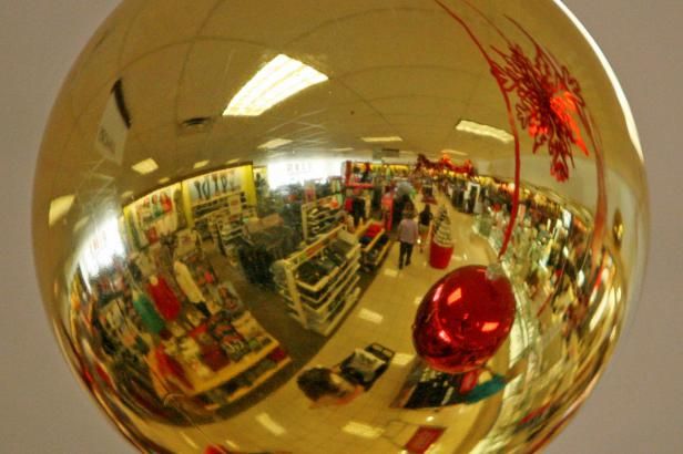 obrázek: Plná obchodní centra i parkoviště a nervózní řidiči v kolonách – nákupní horečka vrcholí