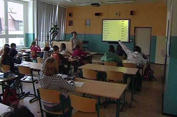 obrázek: \nPo Novém roce skončí asi dva tisíce učitelů, chybí jim vzdělání\n