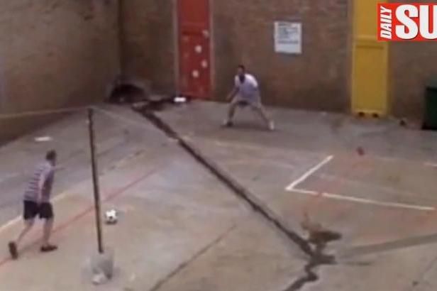 PODÍVEJTE SE: Krejčíř s Pistoriusem si ve vězení krátí čas fotbalem