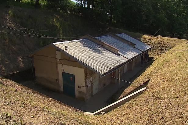 obrázek: Policie skladuje zabavenou munici za děravým plotem