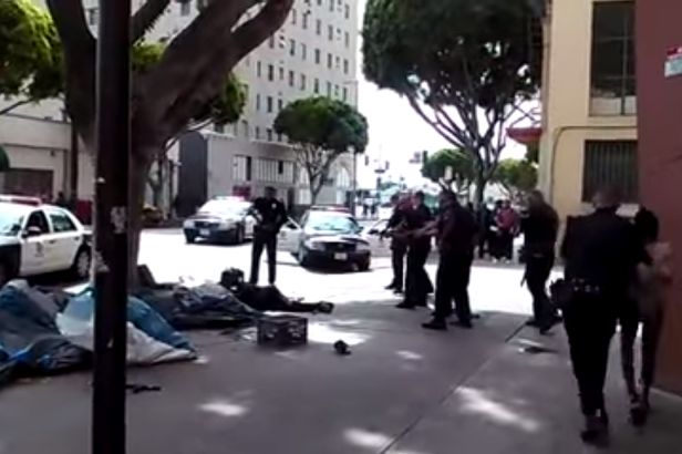 obrázek: Policie v Los Angeles zastřelila bezdomovce černé pleti