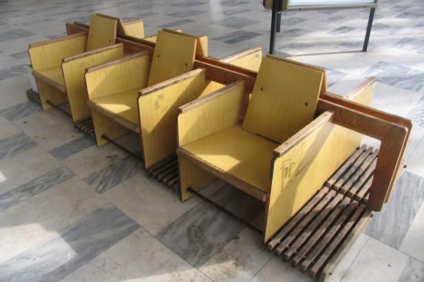 obrázek: Polovina nádraží chátrá. Vláda má rozhodnout o převodu na SŽDC