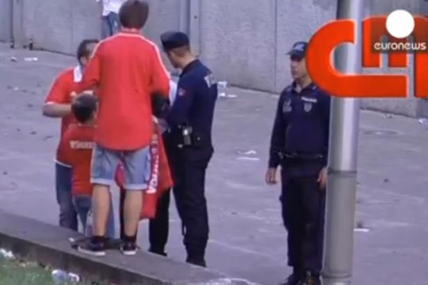 obrázek: Portugalsko pobouřilo video: Policista bije otce před očima dítěte
