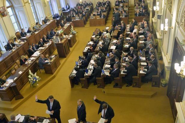 obrázek: \nPoslanci odložili zavedení 21procentní daně na stavební pozemky\n
