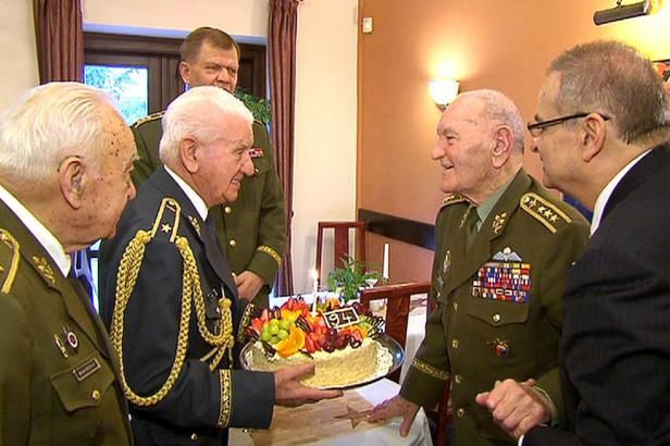 obrázek: Poslední výsadkář oslavil 94 let. Blahopřál mu poslední letec