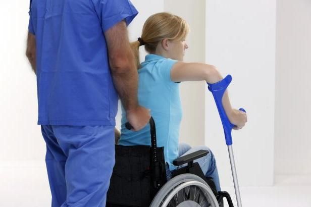 obrázek: Postiženým by měl příspěvek stoupnout o 10 procent. Jde o to kdy