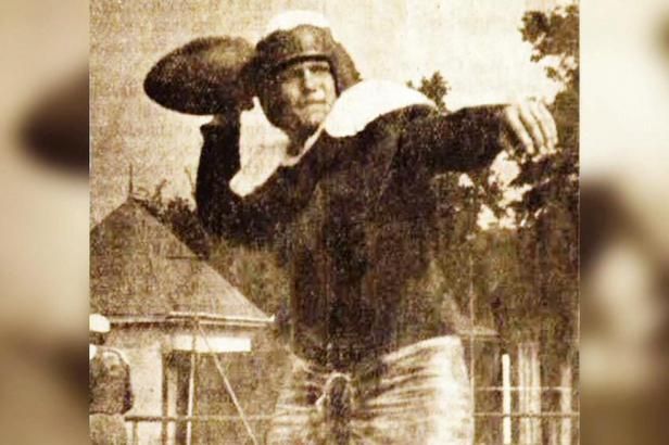 obrázek: Před 70 lety zahájili vojáci v Krumlově národní ligu amerického fotbalu. Město zápasem znovu ožilo