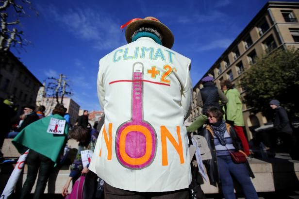 obrázek: Před klimatickou konferencí vyšly do ulic tisíce lidí, v Paříži zasahovala policie