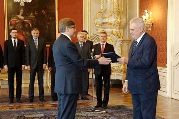 obrázek: \nPrezident jmenoval Davida Uhlíře ústavním soudcem\n