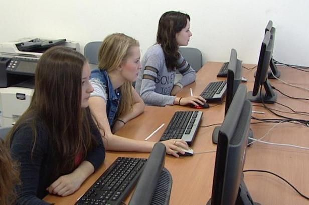 obrázek: Při testování deváťáci odpovídají bez obav, známku ale dostanou