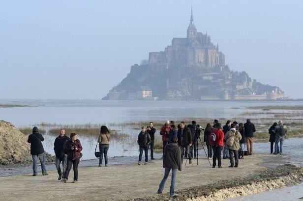 obrázek: Příliv vysoký jako čtyřpatrový dům a z Mont Saint-Michel je opět ostrov