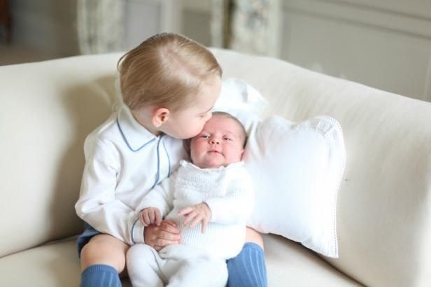 Princezna Charlotte se ukázala veřejnosti ve společnosti svého bratříčka