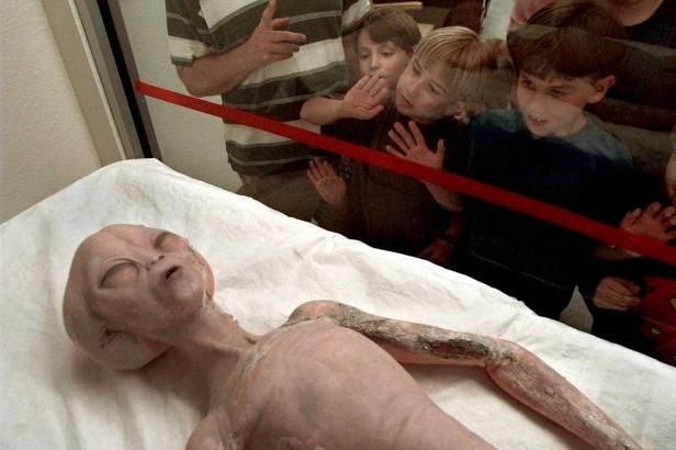 Příznivci zelených mužíčků slaví. Kde všude bylo pozorováno UFO?