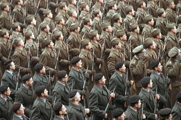 obrázek: Propaganda v uniformě. Českoslovenští vojáci s Ruskem proti Západu a uprchlíkům