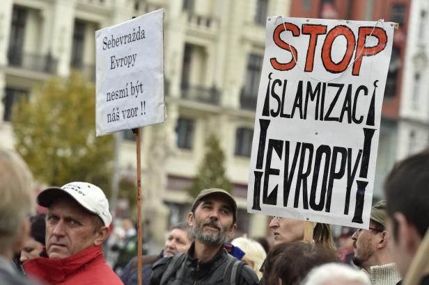 obrázek: Proti migraci demonstrovalo v Brně patnáct set lidí, v Praze oddělili skupiny těžkooděnci