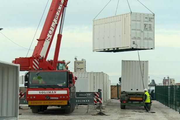 obrázek: Provizorní bydlení v novém zatím migranti z Calais odmítají využít