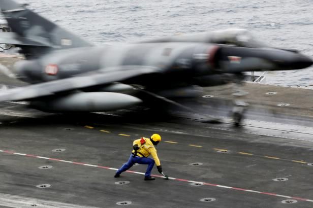 obrázek: První francouzský úder proti radikálům v Sýrii zasáhl výcvikový tábor IS