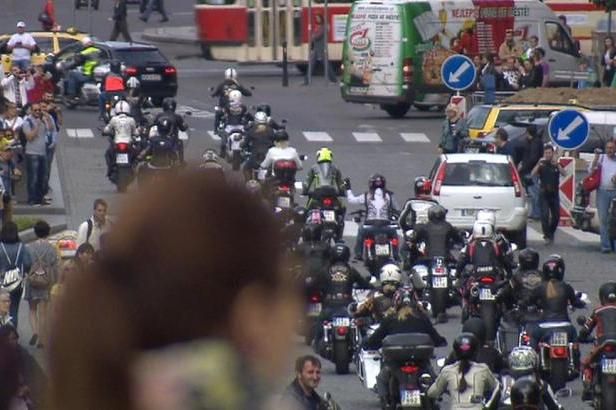 obrázek: První jízda motorkářek Prahou - Výtěžek půjde na postižené