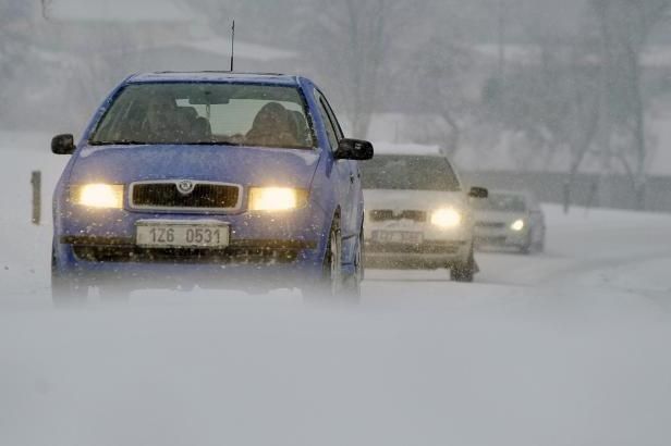 obrázek: \nPrvní sníh přinesl dopravní komplikace\n