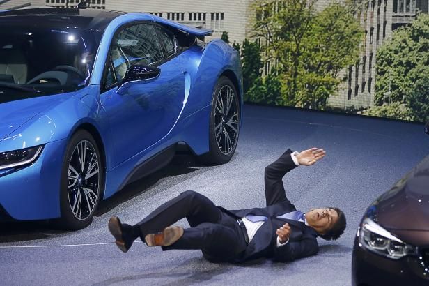 První velkou prezentaci nový šéf BMW nezvládl: Ve Frankfurtu omdlel