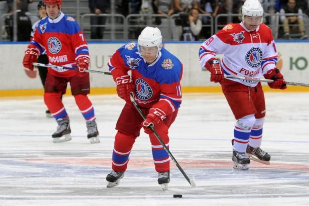 obrázek: Putin útočí. Ruský prezident si znovu zahrál po boku hokejových legend