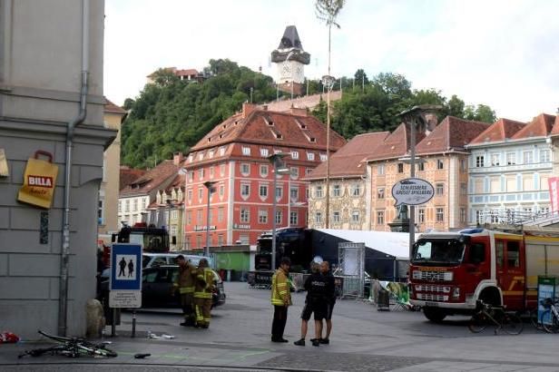 obrázek: Rakousko truchlí za oběti masakru, útočníka vyslýchá policie