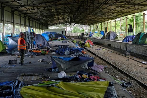 obrázek: Řecko přestěhovalo uprchlíky ze stanů do budov, kde chybí toalety či elektřina