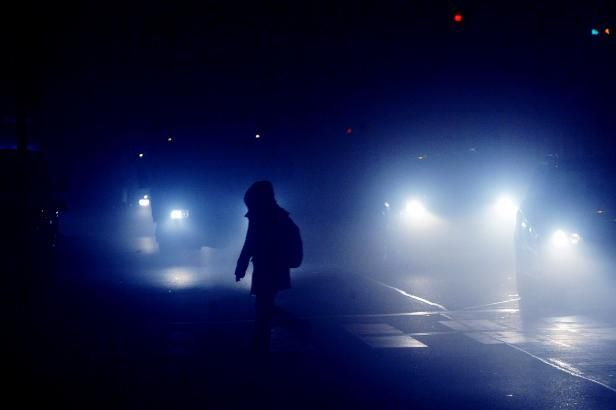 obrázek: Reflexní prvky na silnici už jsou pro chodce povinností