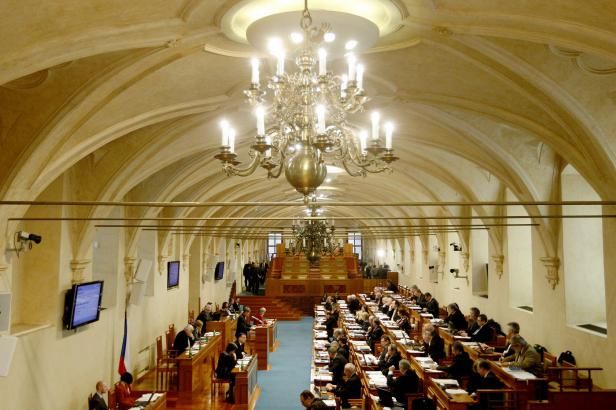 obrázek: Registr smluv se zřejmě vrátí do sněmovny. Senátoři mají připomínky