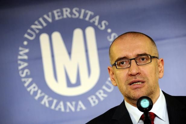 obrázek: Rektor Bek převzal jmenovací dekret na ministerstvu