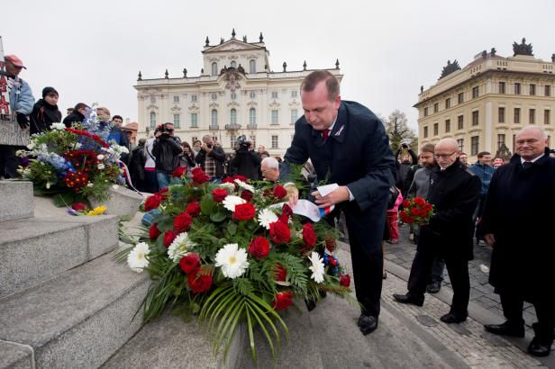 obrázek: Rektoři se sešli před Pražským hradem, dovnitř nešli