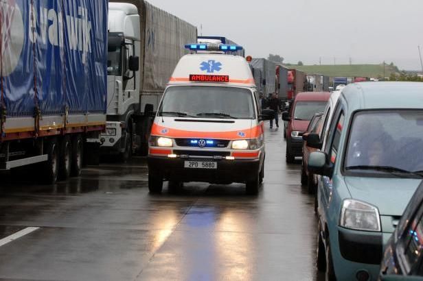 obrázek: Rettungsgasse funguje, záchranná ulička už méně