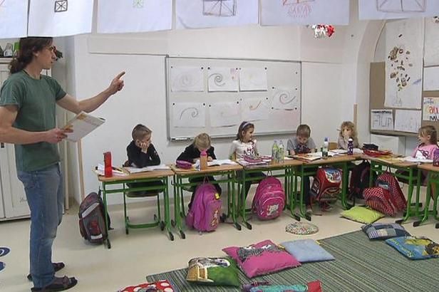 obrázek: \nRodiče zakládají pro děti vlastní školy, zájem je veliký\n