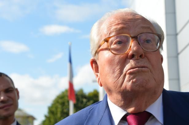 obrázek: Rozchod otce s politickým dítětem dokonán: Národní fronta vyloučila Le Pena