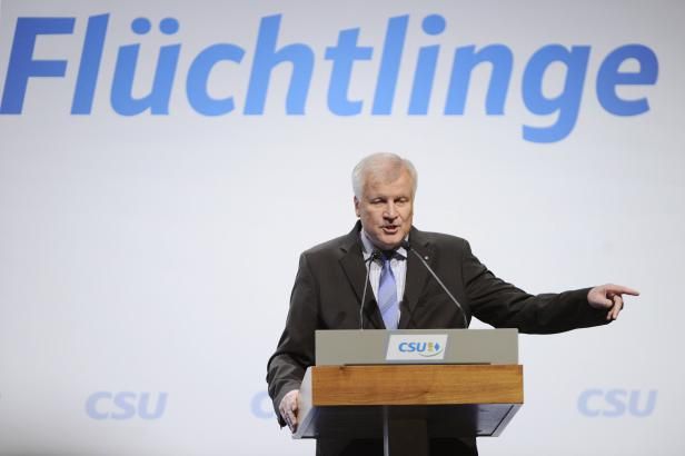 obrázek: Seehofer žádá změnu uprchlické politiky, jinak požene Merkelovou k soudu