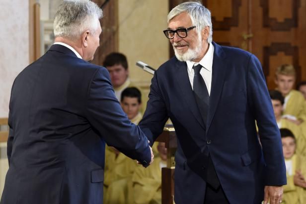 obrázek: Senát ocenil 17 osobností pamětní medailí