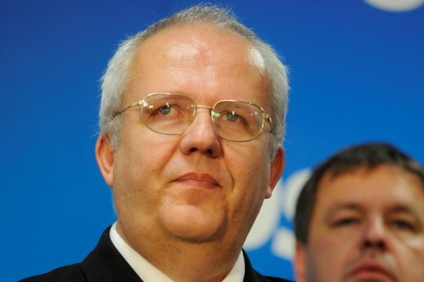 obrázek: \nSenátoři bývalého zastupitele Prahy 11 Pešáka policii nevydají\n