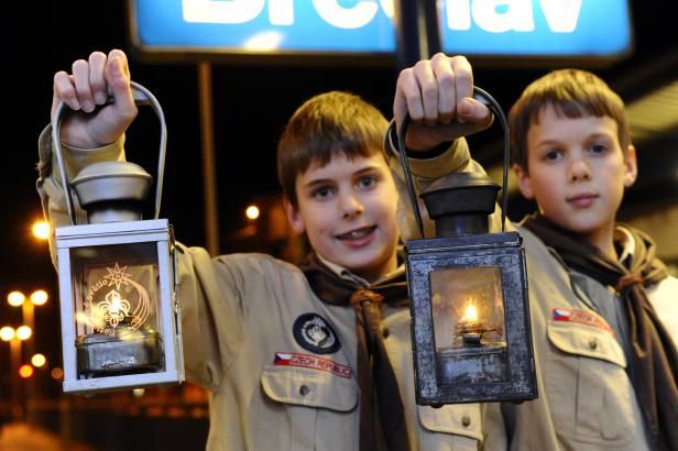 obrázek: Skauti rozvážejí po celé republice Betlémské světlo, někde i po vodě