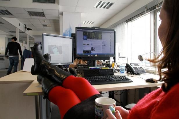 obrázek: Skoro hodinu pracovní doby tráví Češi zábavou